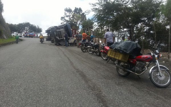 Milagro! 5 personas ilesas tras aparatoso accidente