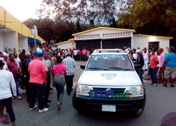 Camiontea-Policia-Hospital-gente