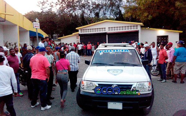 Camiontea-Policia-Hospital-gente