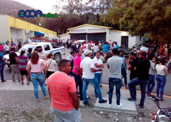 Hospital-mucha-gente-emergencia-fuera