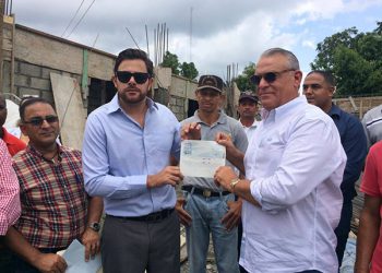 Pedro-entrega-cheque-Aneudy-bomberos