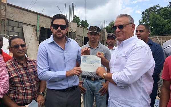 Pedro-entrega-cheque-Aneudy-bomberos