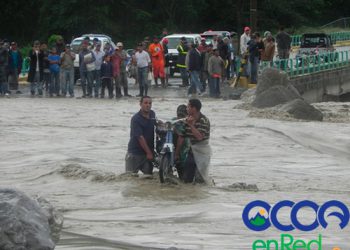 cruzando mortor COLAPSA PUENTE