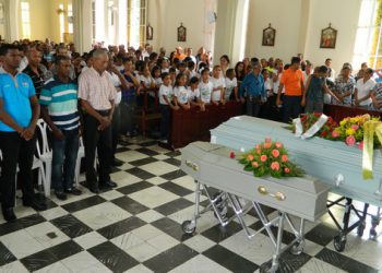 Sepultan restos mortales bajo lluvia y dramáticas escenas de llanto y dolor