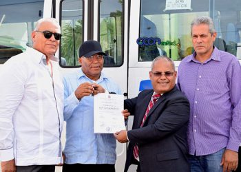 Entrega-minibus-Ocoa-PEdro-Abraham-lantgua