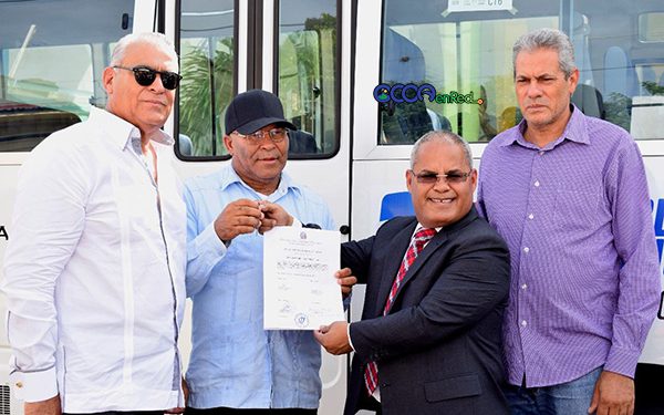 Entrega-minibus-Ocoa-PEdro-Abraham-lantgua