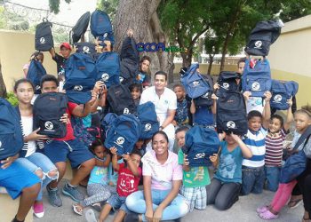 Reina-patronales-2016-enrega-utles-Sabna-larga