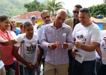 El-alcadel-del-municipio-de-Sabana-LargaJuan-Antonio-Castillo--en-el-corte-de-la-cinta