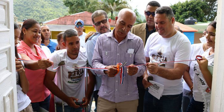 El-alcadel-del-municipio-de-Sabana-LargaJuan-Antonio-Castillo--en-el-corte-de-la-cinta