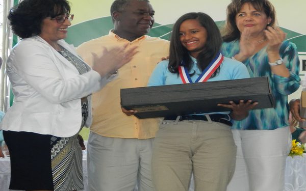 538 estudiantes meritorios reciben reconocimiento público