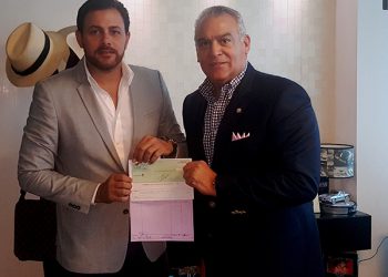 Pedro-entrega-500-mil-bomberos-aneudy