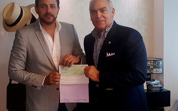 Pedro-entrega-500-mil-bomberos-aneudy