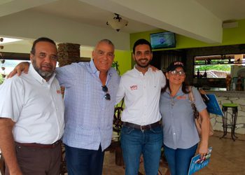 Pedro-junto-a-ejecutivos-de-Obras-Publicas