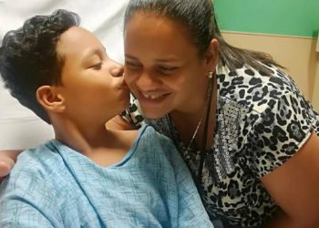 Madre ayuda hijo santiago