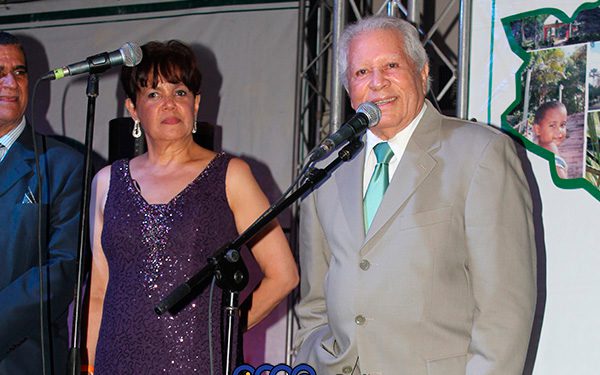 Fernando-casado-Nieves-Ocoa-de-pie