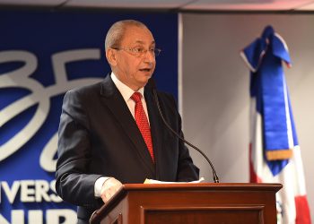 Jorge Subero Isa habla a los presentes