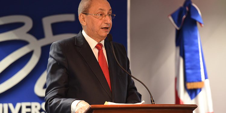 Jorge Subero Isa habla a los presentes