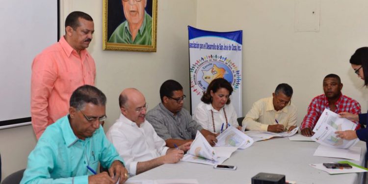 firma-de-acuerdo-co-manejo-Parque-luis-Quinn.1-1-1024x550
