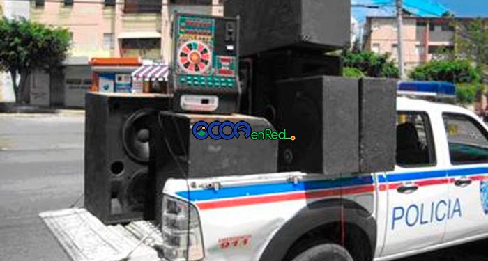 Camioneta policia con bocinas