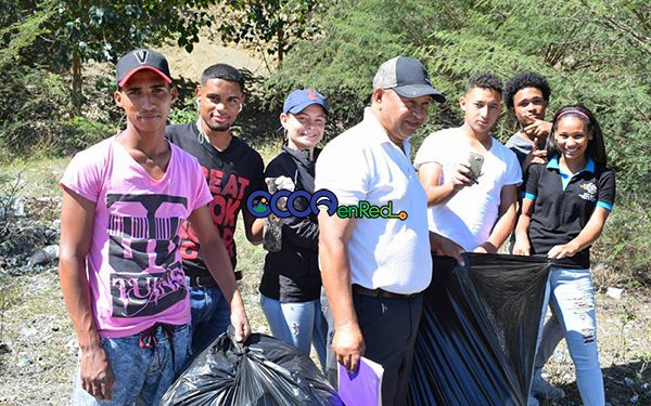 Estudiantes limiezas rio ocoa