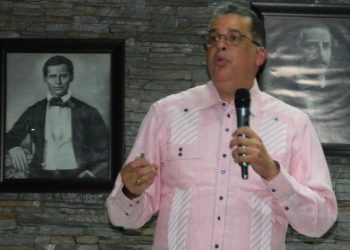 José Ramírez imparte conferencia sobre cáncer