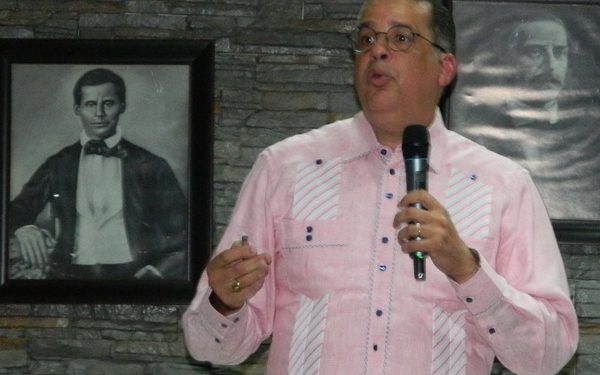 José Ramírez imparte conferencia sobre cáncer