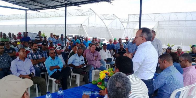Ministro Agricultura reunido en Rancho Arriba