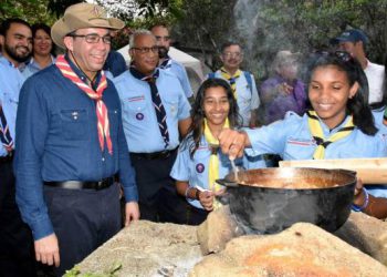 Ministro de eduacio con caldero scaut