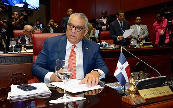 PEdro ALegria Hemiciclo sentado