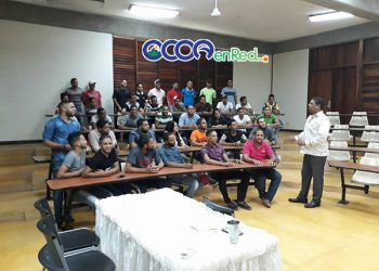 GEovanny ARias con estudiantes en Santiago