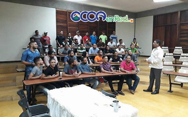 GEovanny ARias con estudiantes en Santiago