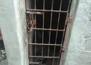Hombre preso en cautiverio