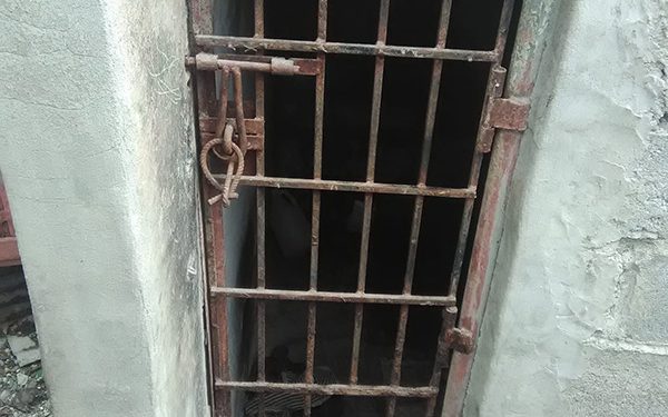 Hombre preso en cautiverio