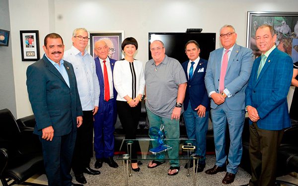 Senadores y representante China en RD