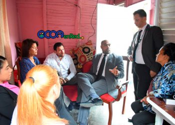 autoridades con familia de Noemi