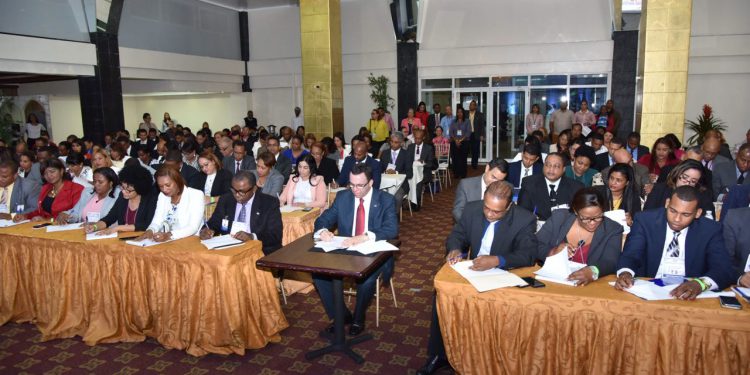 mINISTRO EDUACION con directores