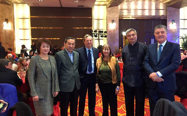 rOBERTO Santana y los chinos