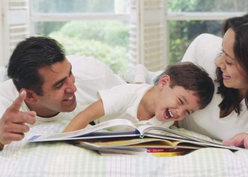 nino estudiando con sus padres