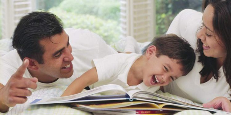 nino estudiando con sus padres