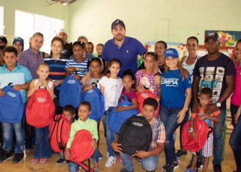 Aneudy entrega utiles escolare