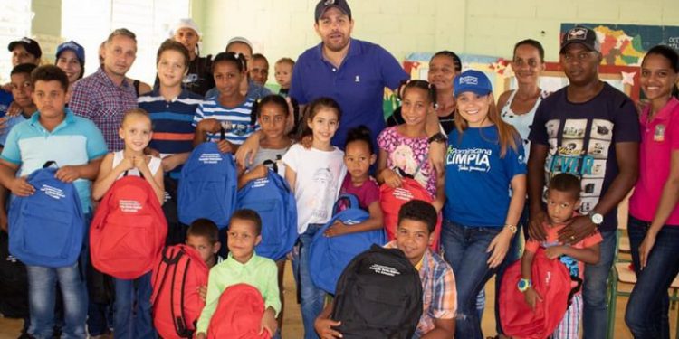 Aneudy entrega utiles escolare