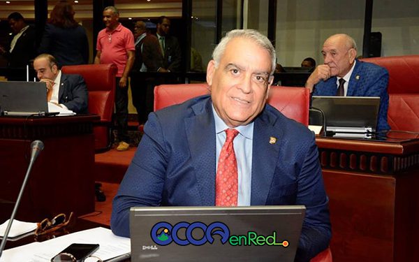 PEdro ALgria sentado senado