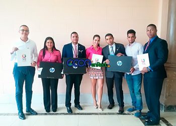jovenes reciben becas y laptos