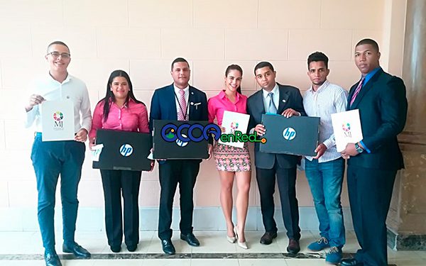 jovenes reciben becas y laptos