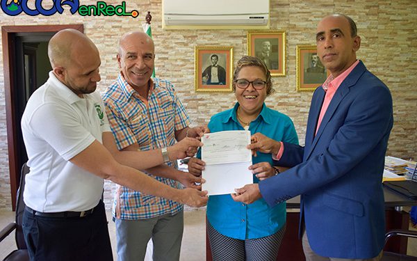 Pedro entrega cheque patroonales Sl