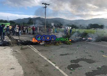 Queman neumaticos en Rancho Arriba