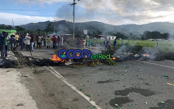Queman neumaticos en Rancho Arriba
