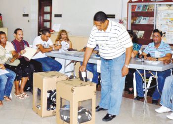 votacion hombre votando