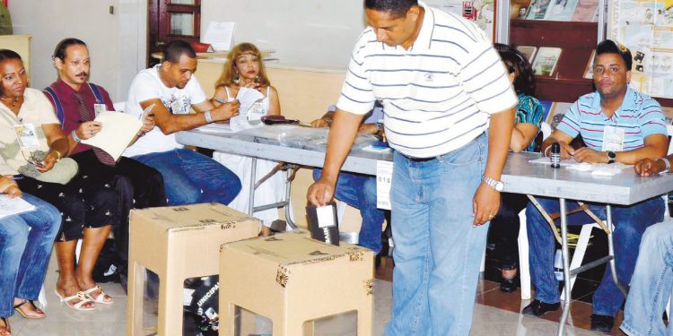 votacion hombre votando