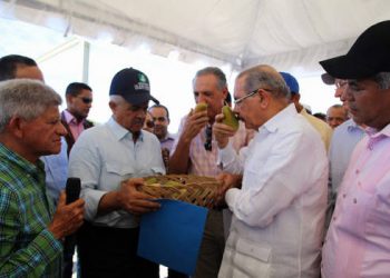 Danilo visitas Sorpresas Bani y San Cristotabl